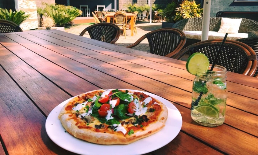 peppermill-inn-menu-pizza-outdoors